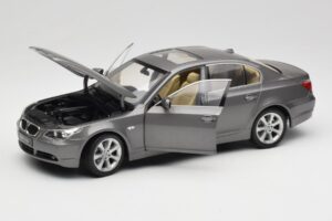 BMW 530i E60 Grey Metallic Revell 1:18 08841 Metall - pilt 2/8