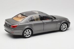 BMW 530i E60 Grey Metallic Revell 1:18 08841 Metall - pilt 3/8
