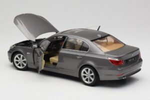 BMW 530i E60 Grey Metallic Revell 1:18 08841 Metall - pilt 5/8
