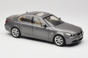 BMW 530i E60 Grey Metallic Revell 1:18 08841 Metall - pilt 6/8