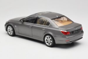 BMW 530i E60 Grey Metallic Revell 1:18 08841 Metall - pilt 7/8