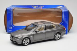 BMW 530i E60 Grey Metallic Revell 1:18 08841 Metall - pilt 8/8