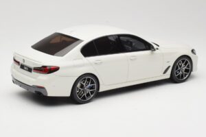 BMW 545e xDrive M-Sport G30 Valge GT Spirit 1:18 GT496 Vaik - pilt 2/6