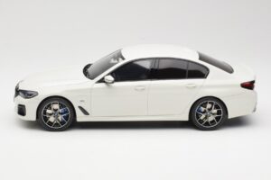 BMW 545e xDrive M-Sport G30 Valge GT Spirit 1:18 GT496 Vaik - pilt 3/6