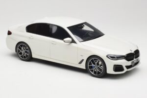 BMW 545e xDrive M-Sport G30 Valge GT Spirit 1:18 GT496 Vaik - pilt 4/6