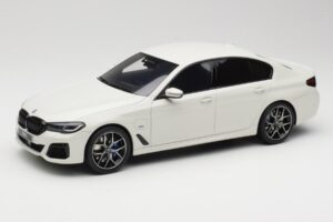 BMW 545e xDrive M-Sport G30 Valge GT Spirit 1:18 GT496 Vaik