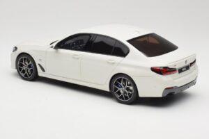 BMW 545e xDrive M-Sport G30 Valge GT Spirit 1:18 GT496 Vaik - pilt 5/6