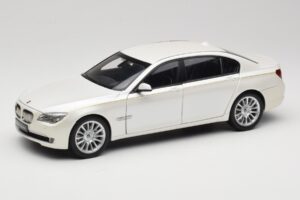BMW 7 Series F02 760Li Brilliant White Kyosho 1:18 08783BRW Metall