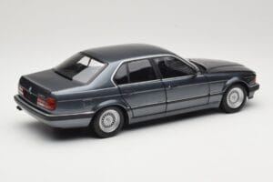 BMW 730i E32 Grey Metallic Minichamps 1:18 100023005 Metall - pilt 3/8