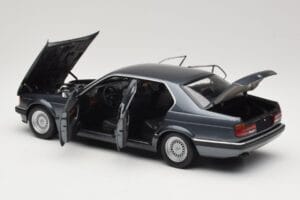 BMW 730i E32 Grey Metallic Minichamps 1:18 100023005 Metall - pilt 5/8