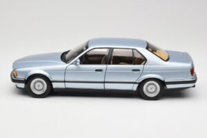 BMW 730i E32 Helesininen Metallic Minichamps 1:18 100023008 Metall - pilt 4/8