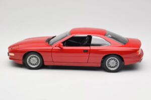 BMW 850Ci E31 Brilliant Red Revell 1:18 8827 Metall - pilt 4/8