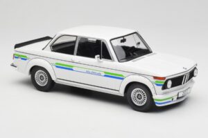 BMW Alpina 2002 E10 Turbo Valge MCG 1:18 MCG18409-R Metall - pilt 4/6