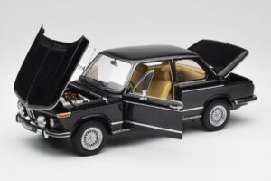 BMW 2002 L E10 Must AUTOart 1:18 70603 Metall - pilt 2/8