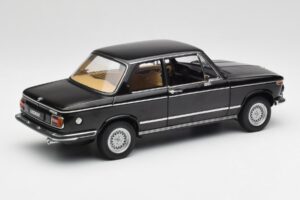 BMW 2002 L E10 Must AUTOart 1:18 70603 Metall - pilt 3/8