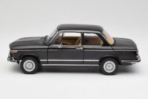 BMW 2002 L E10 Must AUTOart 1:18 70603 Metall - pilt 4/8