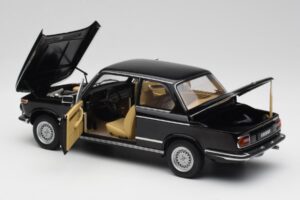 BMW 2002 L E10 Must AUTOart 1:18 70603 Metall - pilt 5/8