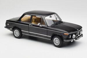 BMW 2002 L E10 Must AUTOart 1:18 70603 Metall - pilt 6/8