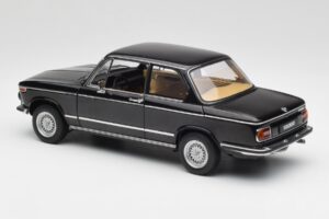 BMW 2002 L E10 Must AUTOart 1:18 70603 Metall - pilt 7/8