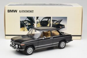 BMW 2002 L E10 Must AUTOart 1:18 70603 Metall - pilt 8/8