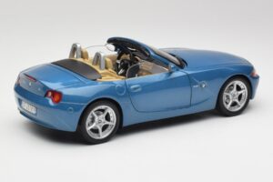 BMW Z4 E85 Maldives Blue Bburago 1:18 34046BLUE Metall - pilt 3/8