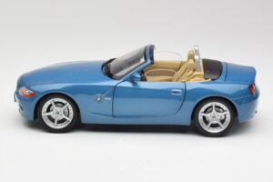 BMW Z4 E85 Maldives Blue Bburago 1:18 34046BLUE Metall - pilt 4/8