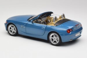 BMW Z4 E85 Maldives Blue Bburago 1:18 34046BLUE Metall - pilt 7/8