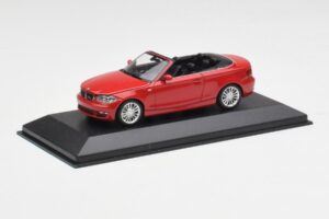 BMW 1-seeria E88 Kabriolett Karmiinpunane Minichamps 1:43 431026230 Metall - pilt 2/5
