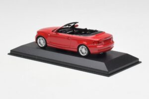 BMW 1-seeria E88 Kabriolett Karmiinpunane Minichamps 1:43 431026230 Metall - pilt 3/5