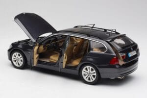 BMW 330i E91 Touring Tumehall Kyosho 1:18 80430394360 Metall - pilt 5/8