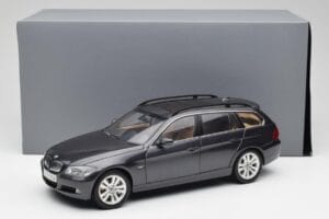 BMW 330i E91 Touring Tumehall Kyosho 1:18 80430394360 Metall - pilt 8/8
