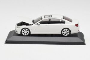 BMW 750Li F02 Valge Minichamps 1:43 80420445201 Metall - pilt 4/5