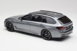 BMW G61 530e M Sport Touring Mineral Hall GT Spirit 1:18 GT485 Vaik - pilt 5/6