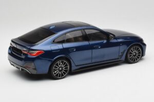 BMW i4 M50 G26 Portimao Blue Minichamps 1:18 110023012 Metall - pilt 3/8