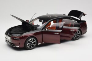 BMW i7 G70 Black & Red Metallic Minichamps 1:18 110023201 Metall - pilt 2/8