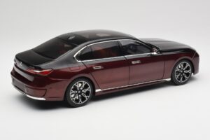 BMW i7 G70 Black & Red Metallic Minichamps 1:18 110023201 Metall - pilt 3/8