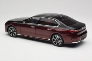 BMW i7 G70 Black & Red Metallic Minichamps 1:18 110023201 Metall - pilt 7/8