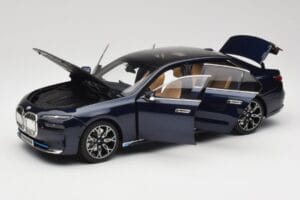 BMW i7 G70 Blue Metallic Minichamps 1:18 110023202 Metall - pilt 2/8