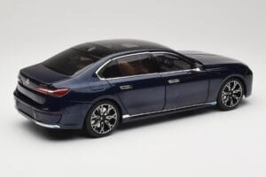 BMW i7 G70 Blue Metallic Minichamps 1:18 110023202 Metall - pilt 3/8