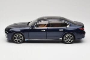 BMW i7 G70 Blue Metallic Minichamps 1:18 110023202 Metall - pilt 4/8
