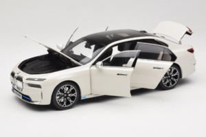 BMW i7 G70 White Metallic Minichamps 1:18 110023200 Metall - pilt 2/8