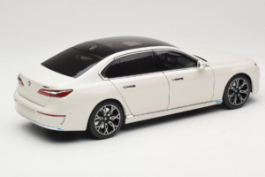 BMW i7 G70 White Metallic Minichamps 1:18 110023200 Metall - pilt 3/8