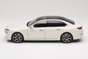 BMW i7 G70 White Metallic Minichamps 1:18 110023200 Metall - pilt 4/8