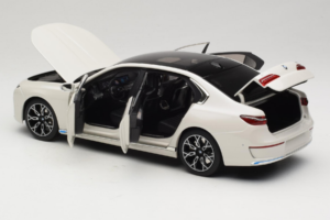 BMW i7 G70 White Metallic Minichamps 1:18 110023200 Metall - pilt 5/8
