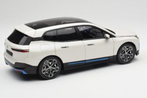 BMW iX Alpine White Minichamps 1:18 110023102 Metall - pilt 3/8