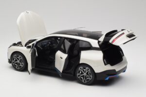 BMW iX Alpine White Minichamps 1:18 110023102 Metall - pilt 5/8