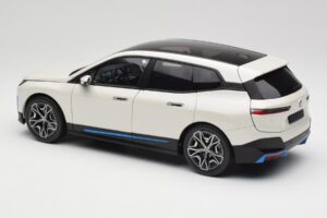 BMW iX Alpine White Minichamps 1:18 110023102 Metall - pilt 7/8