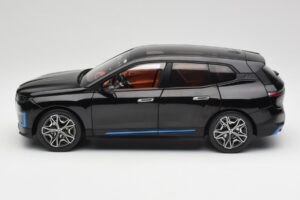 BMW iX Sapphire Black Minichamps 1:18 110023101 Metall - pilt 4/8