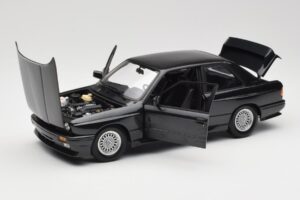 BMW M3 E30 Black Metallic Minichamps 1:18 180020306 Metall - pilt 2/8