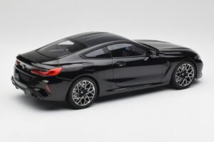 BMW M8 F92 Safiir Must Minichamps 1:18 110029021 Metall - pilt 3/8